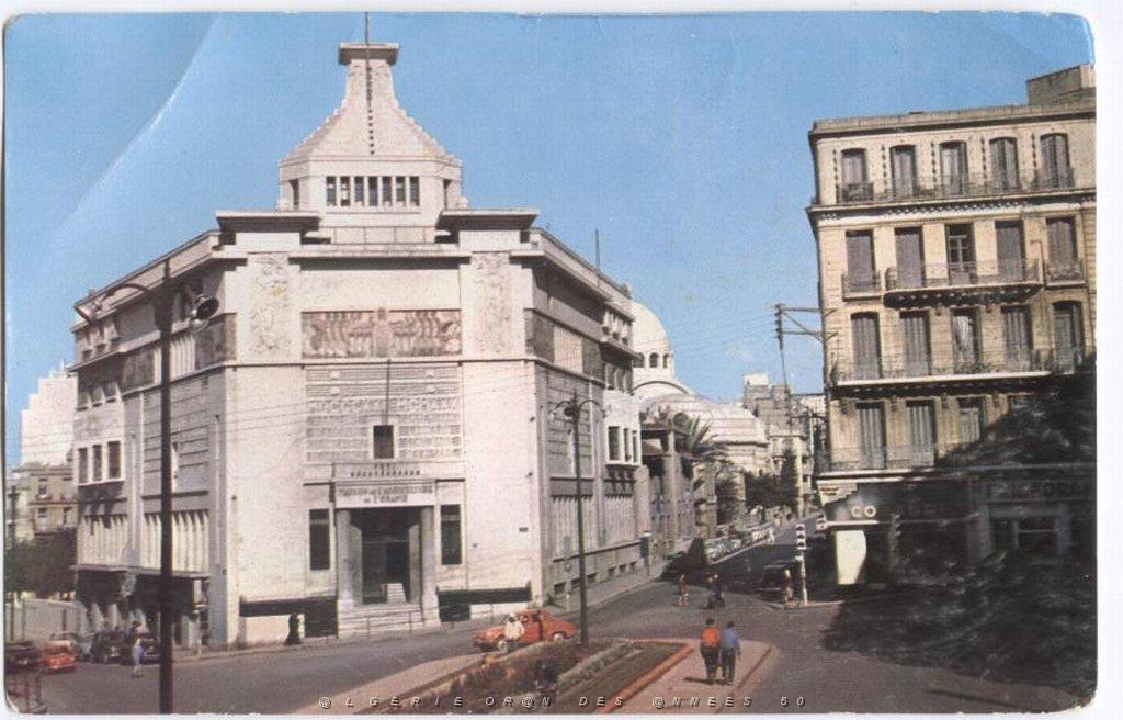 ORAN PLACE KARGUENTAH ET LA MAISON DU COLON.JPG